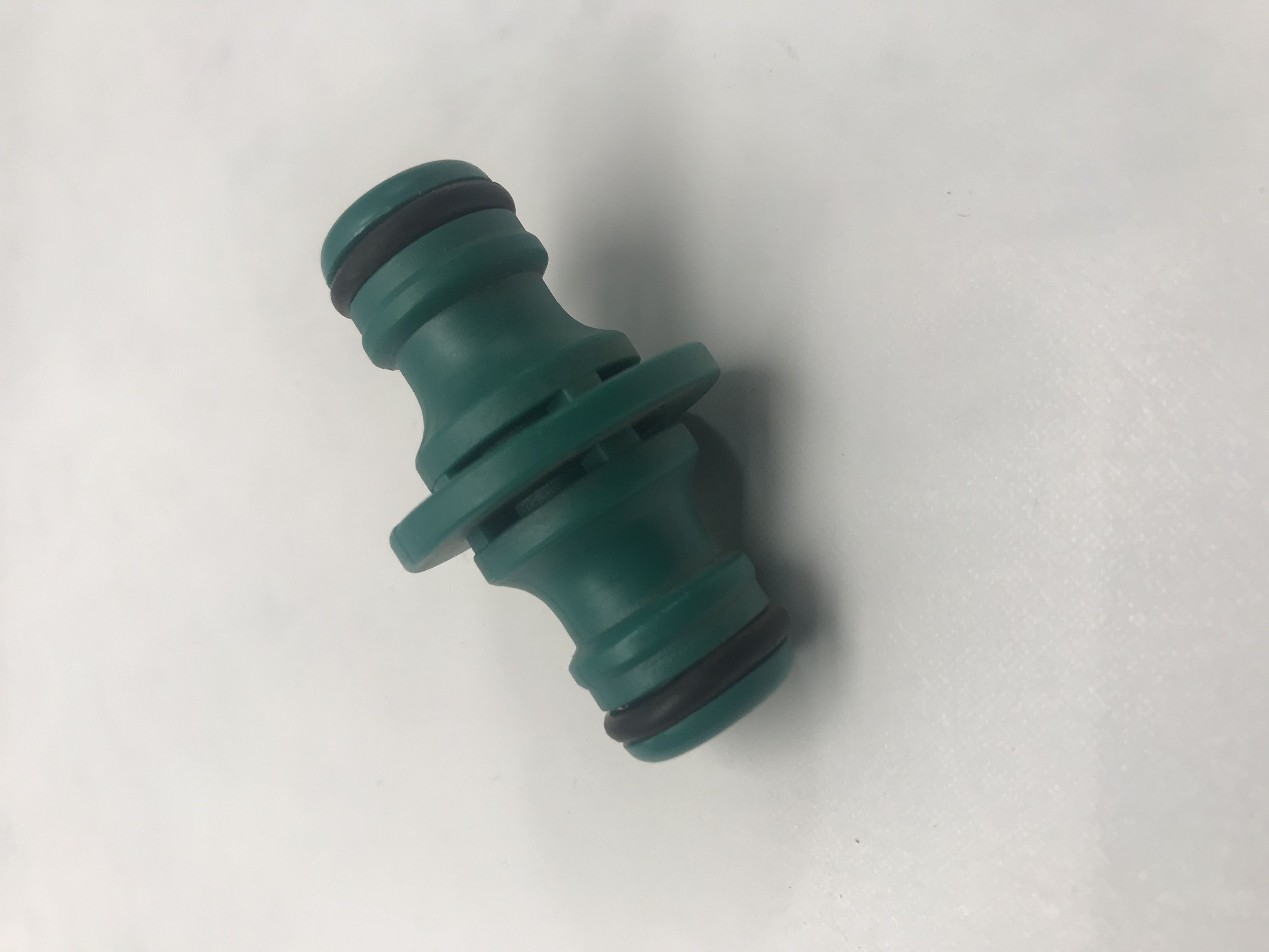 3554076e2cba04cb2833f7d4290c96ed945e5f77 PE-Muffe mit 2 x Hahnverbinder (Box154)