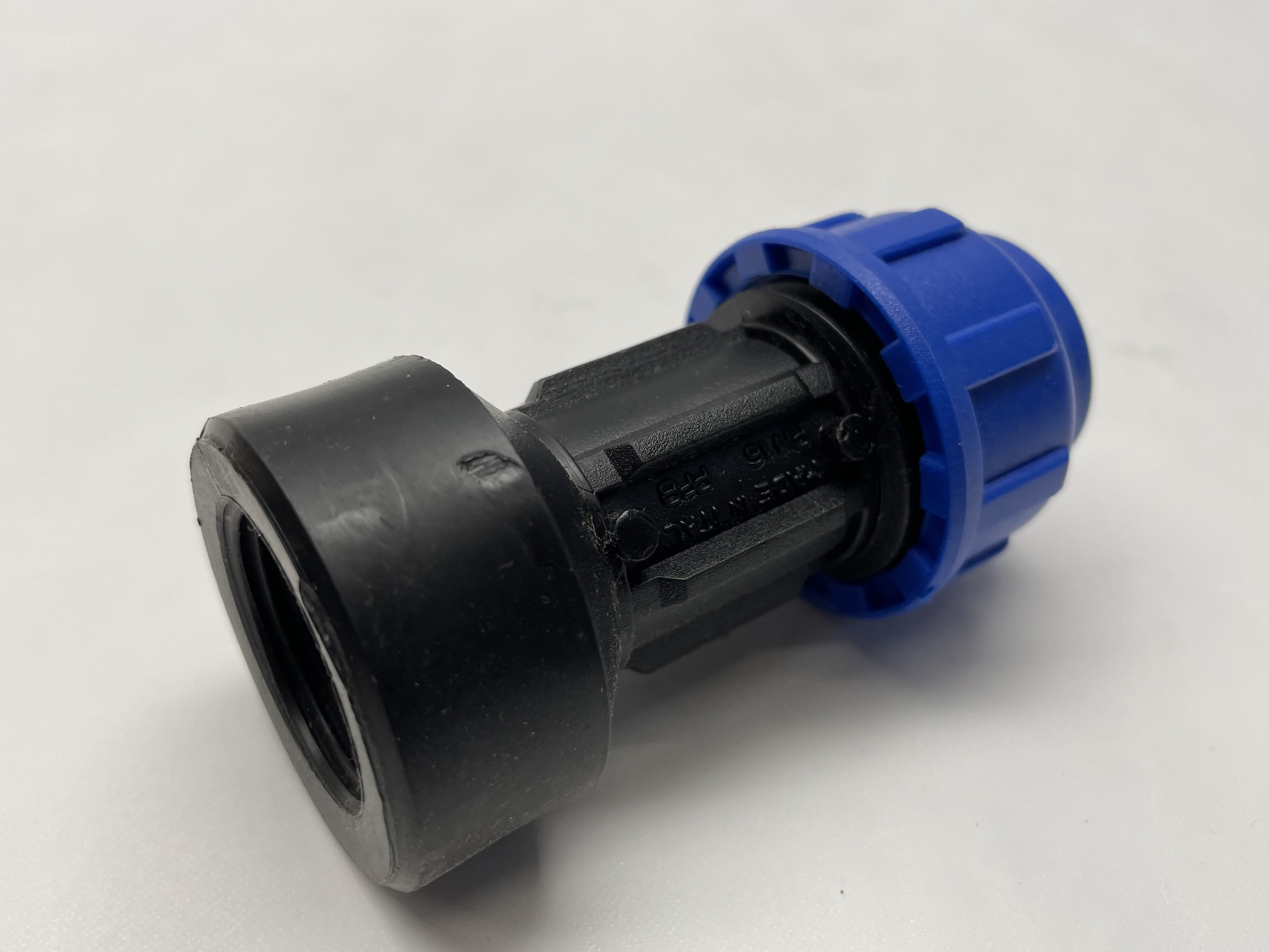 55d33e24ce2c95f1822a86cbe877c79190d93c2d PE-Kupplung 16 auf 3/4 Zoll I.G. verschraubt (Box58)