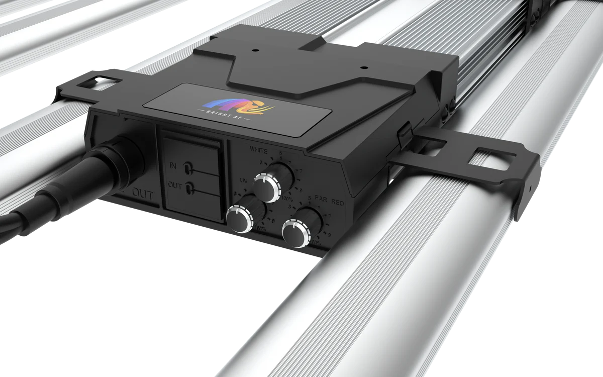 Mammoth 10 Bar 930w - Mint White - Three Channel UV Spectrum Enhancing Led Grow Light