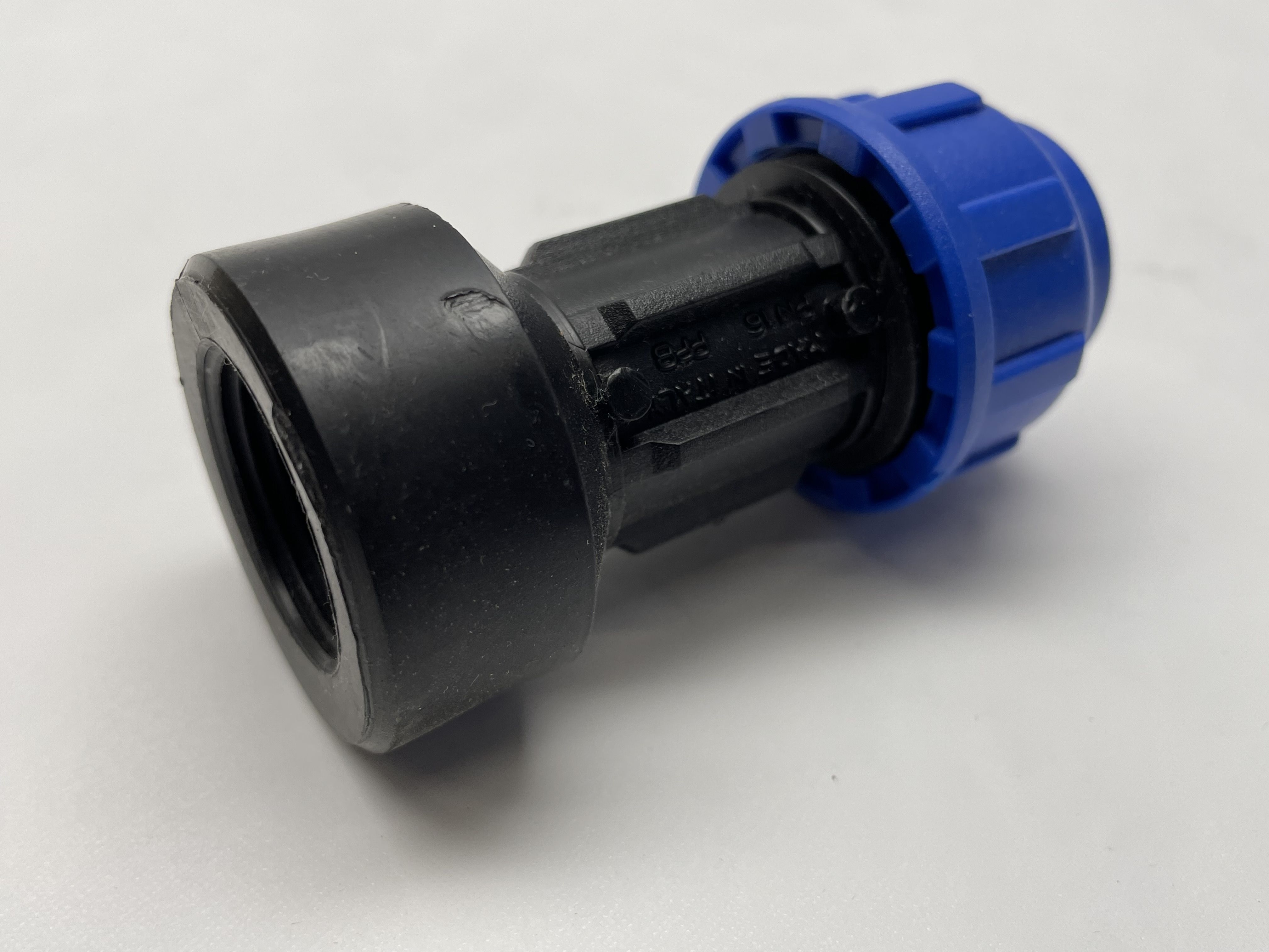 2a9a16eac7fe4fb0ae616c27d6e2c9633aeccfd2 PE-Kupplung 20 auf 3/4 Zoll I.G. verschraubt (Box26)
